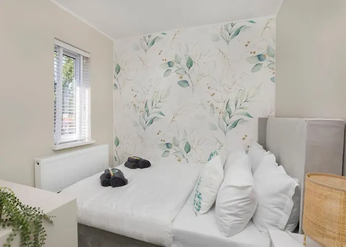 The Dodsworth Modern 4 Bedroom House, Sleeps 8 *