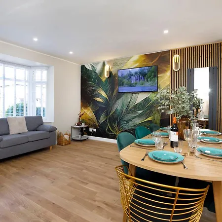 The Dodsworth Modern 4 Bedroom House, Sleeps 8 *