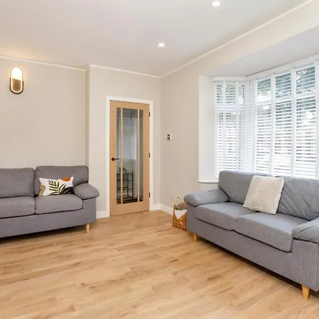 The Dodsworth Modern 4 Bedroom House, Sleeps 8 Holiday home