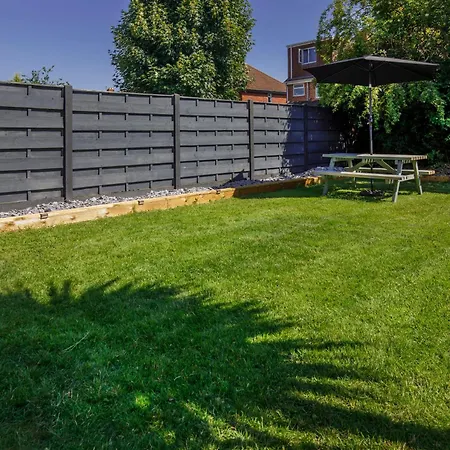 The Dodsworth Modern 4 Bedroom House, Sleeps 8 *