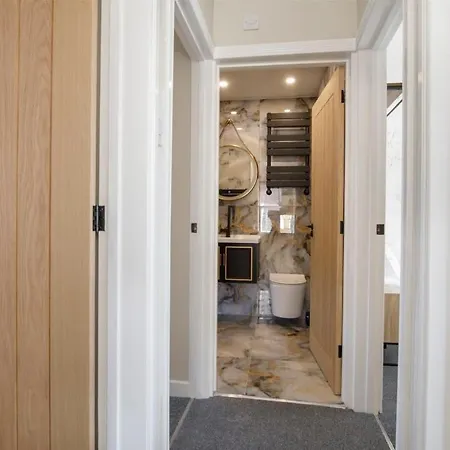 The Dodsworth Modern 4 Bedroom House, Sleeps 8 * York