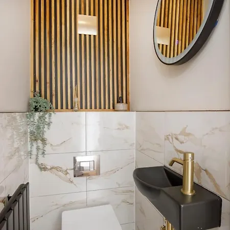 The Dodsworth Modern 4 Bedroom House, Sleeps 8