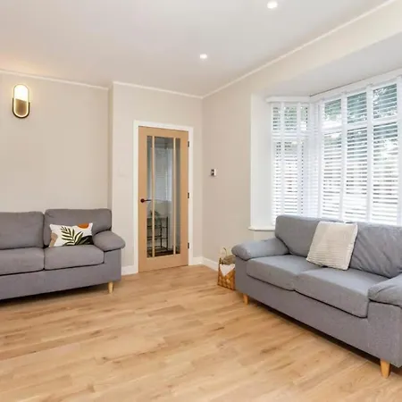 The Dodsworth Modern 4 Bedroom House, Sleeps 8 度假居 *