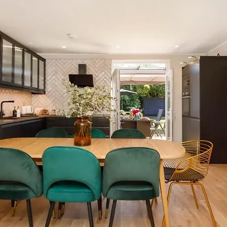 The Dodsworth Modern 4 Bedroom House, Sleeps 8 * York