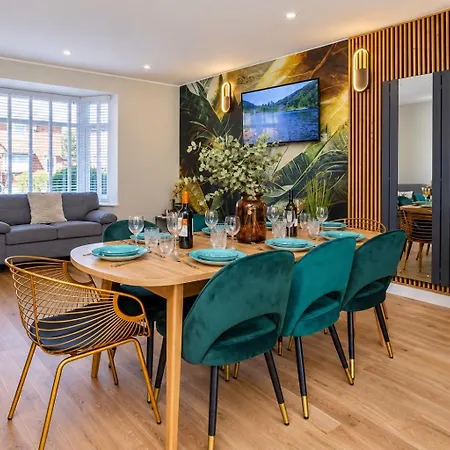 The Dodsworth Modern 4 Bedroom House, Sleeps 8 *
