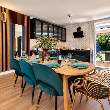 The Dodsworth Modern 4 Bedroom House, Sleeps 8 Holiday home