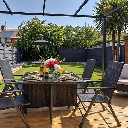 The Dodsworth Modern 4 Bedroom House, Sleeps 8 *
