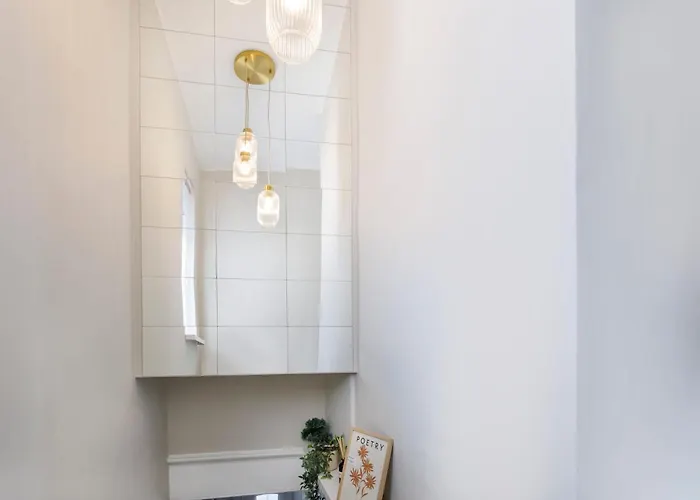 The Dodsworth Modern 4 Bedroom House, Sleeps 8 *