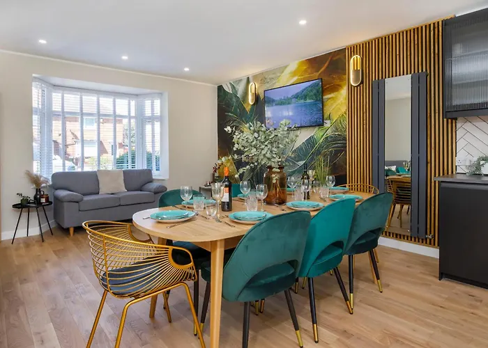 The Dodsworth Modern 4 Bedroom House, Sleeps 8 * York