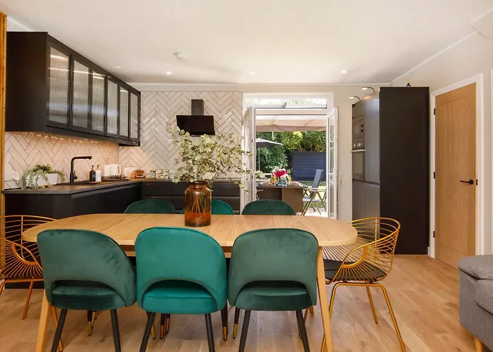 The Dodsworth Modern 4 Bedroom House, Sleeps 8 York