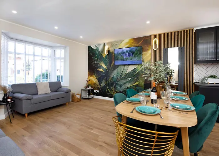 The Dodsworth Modern 4 Bedroom House, Sleeps 8 *