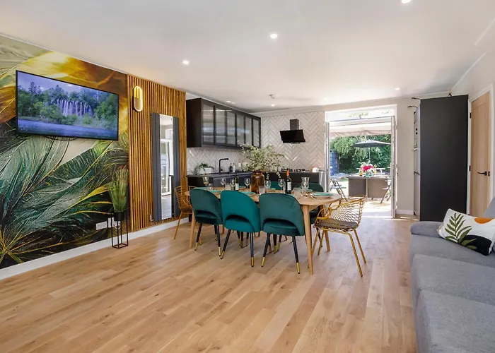 The Dodsworth Modern 4 Bedroom House, Sleeps 8 * York