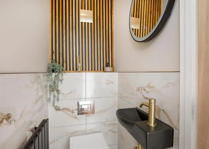 The Dodsworth Modern 4 Bedroom House, Sleeps 8 * York