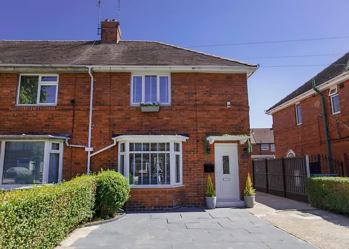 The Dodsworth Modern 4 Bedroom House, Sleeps 8 * York