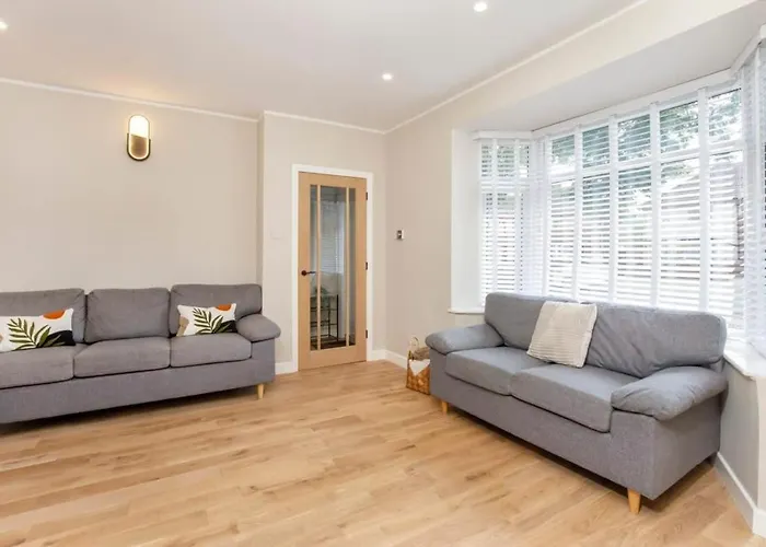 The Dodsworth Modern 4 Bedroom House, Sleeps 8 Holiday home *