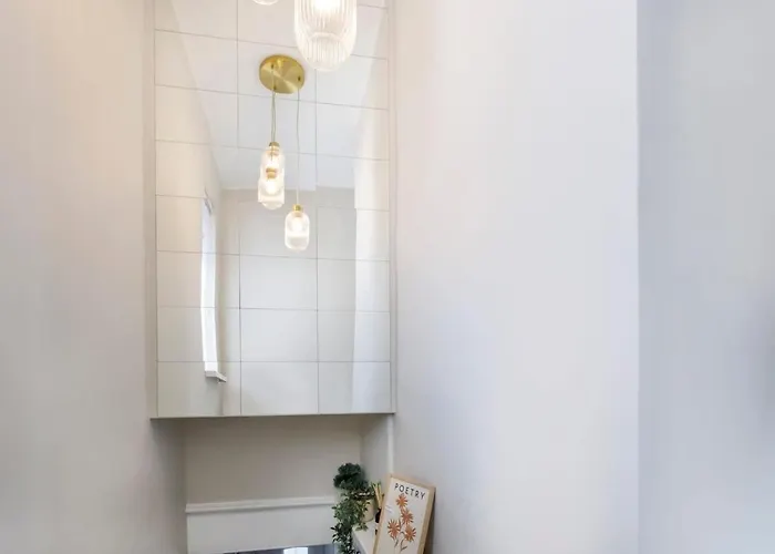 The Dodsworth Modern 4 Bedroom House, Sleeps 8 Holiday home *