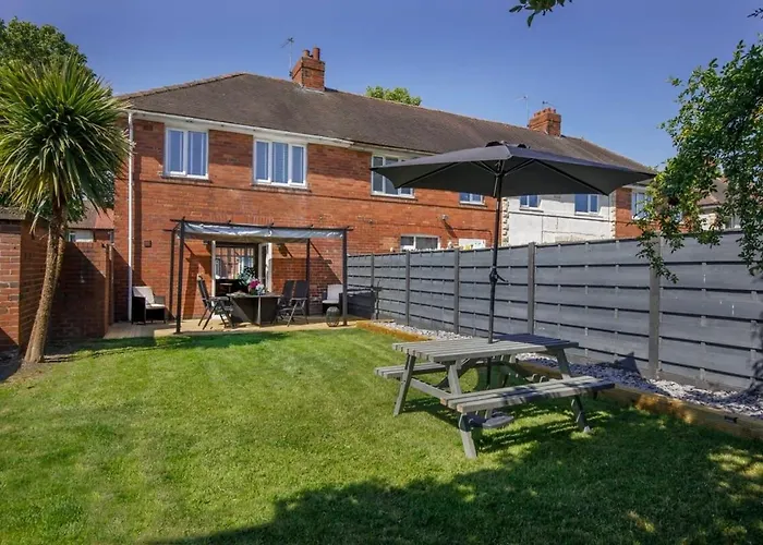 The Dodsworth Modern 4 Bedroom House, Sleeps 8 York