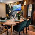 Casa de Férias The Dodsworth Modern 4 Bedroom House, Sleeps 8 *
