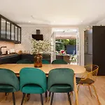 The Dodsworth Modern 4 Bedroom House, Sleeps 8 York