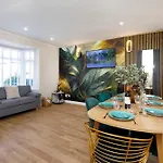 The Dodsworth Modern 4 Bedroom House, Sleeps 8 *