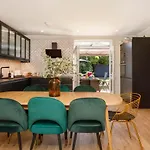 The Dodsworth Modern 4 Bedroom House, Sleeps 8 * York