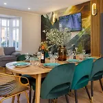 Casa de Férias The Dodsworth Modern 4 Bedroom House, Sleeps 8 *